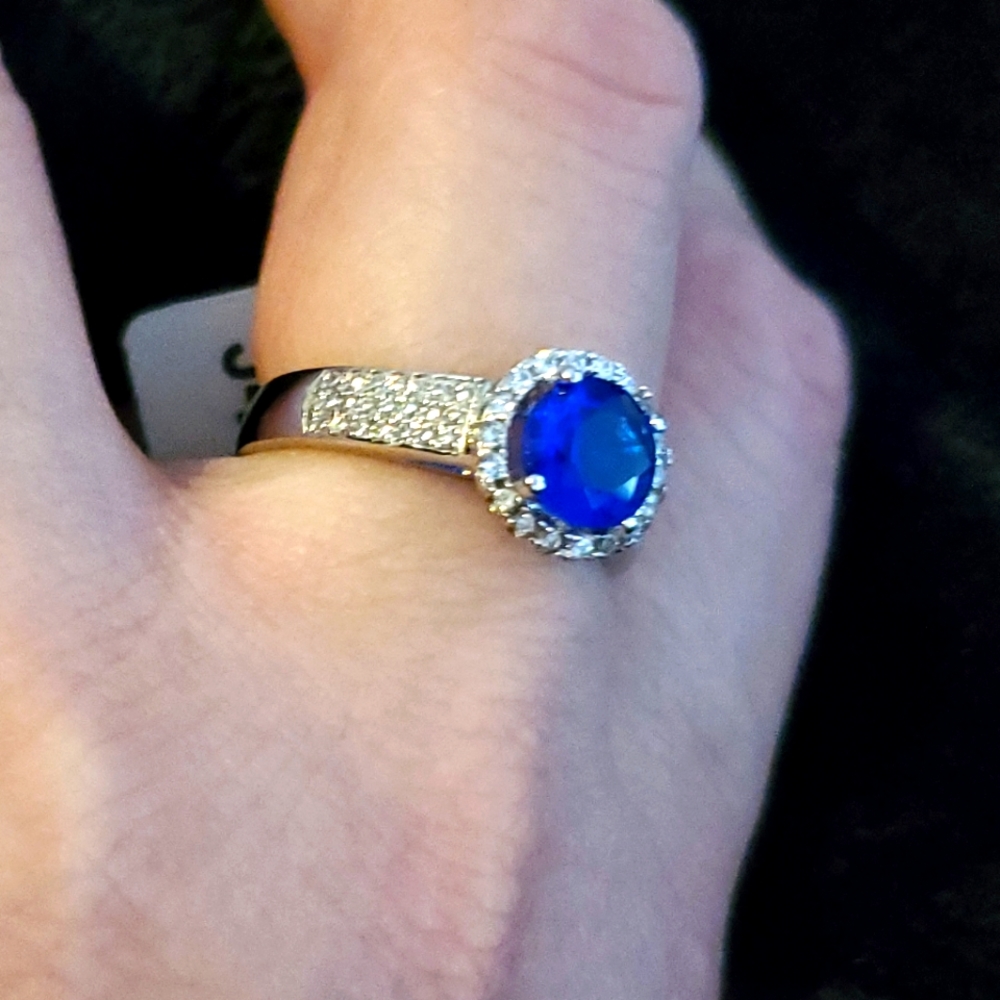 8/$30    💙💍 NWT round center faux blue sapphire stone with halo